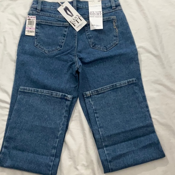 Style & Co Easy Fit Petite Jeans - Picture 3 of 6